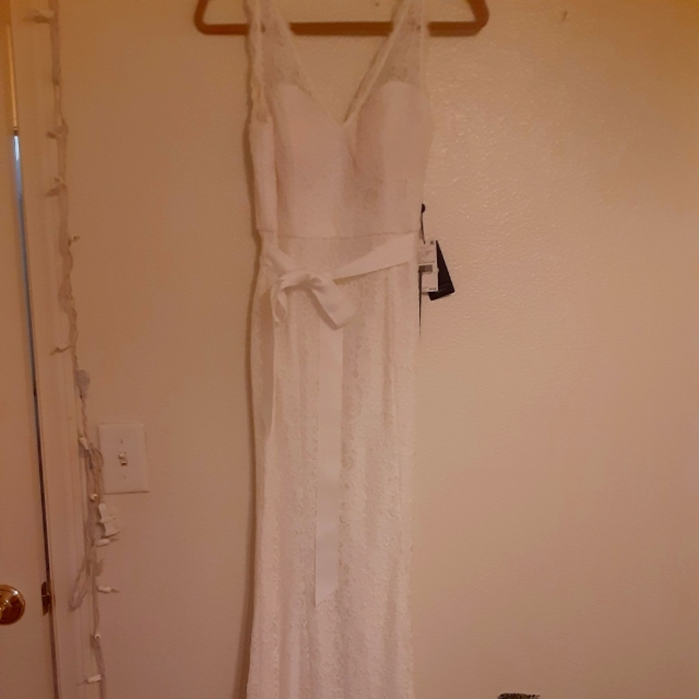 Never worn, beautiful wedding dress - Picture 1 of 2